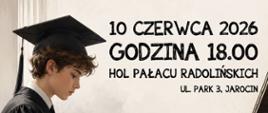 Zdjęcie przedstawia chłopcka w todze i birecie grającego na fortepianie.