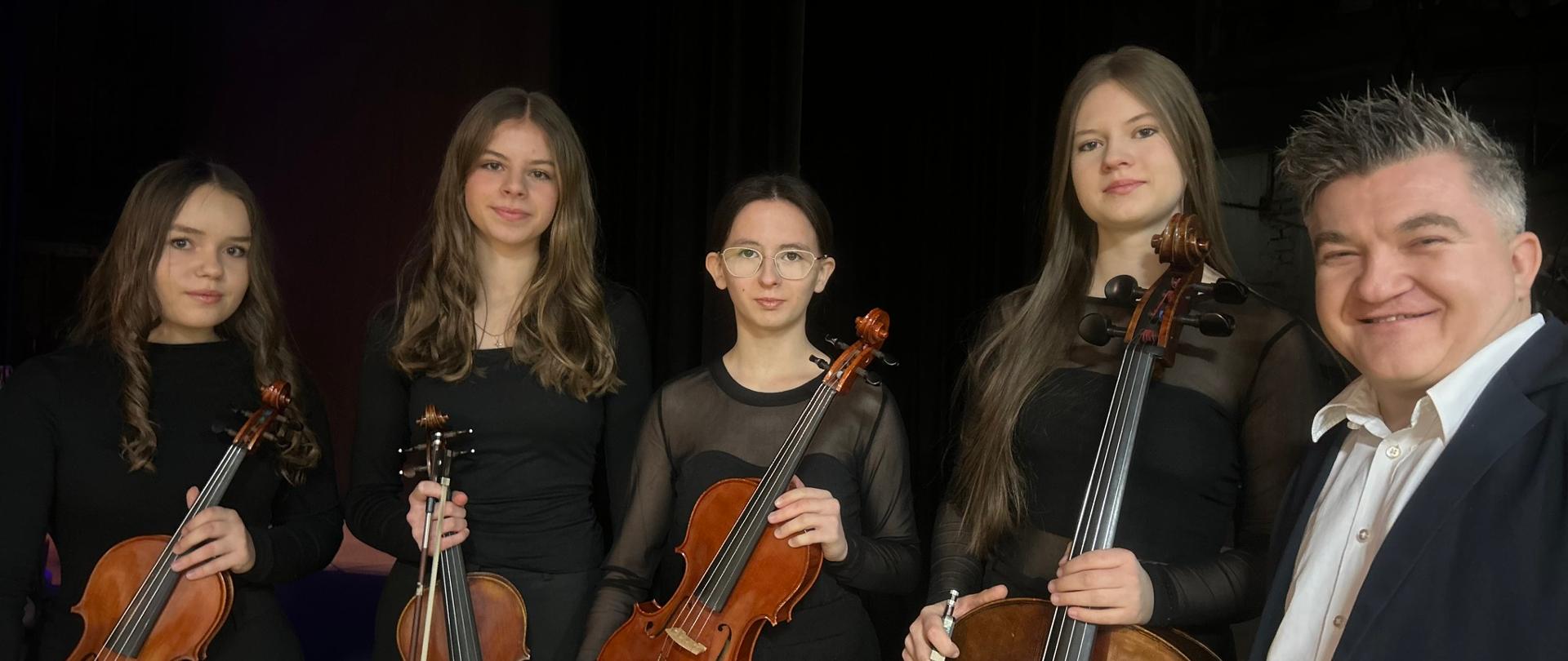 W dniach obchodów 40-lecia męczeńskiej śmierci bł. ks. Jerzego Popiełuszki, w SCK Kultury odbyła się uroczysta gala finałowa konkursu plastyczno-filmowego. Wydarzenie miało wyjątkowy charakter, a Państwowa Szkoła Muzyczna II stopnia wzbogaciła je o muzyczny wymiar. Kwartet smyczkowy PSM II stopnia, pod kierunkiem Ryszarda Kuska, wykonał utwór "Ojczyzno ma", z towarzyszeniem śpiewu Marcina Pokusy. W programie znalazła się także autorska kompozycja "Księże Jerzy dopomóż nam!" autorstwa Pokusy.