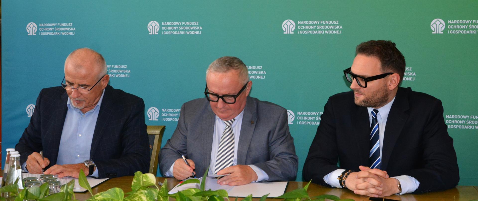 Na zdjęciu od lewej siedzą - Prezes Zarządu Polskiej Spółki Gazownictwa Sp. z o.o. Jacek Podgórski, Zastępca Prezesa Zarządu NFOŚiGW Paweł Augustyn oraz Członek Zarządu Polskiej Spółki Gazownictwa Sp. z o.o. Szymon Moś