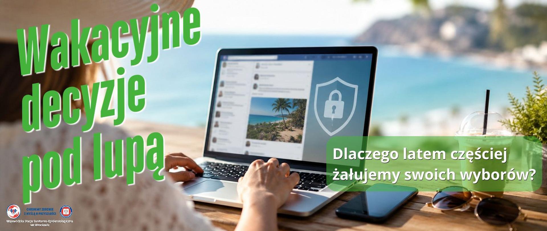 Osoba siedząca przy komputerze na tarasie śródziemnomorskiej destynacji. W oddali widać zatokę morską z białymi domkami