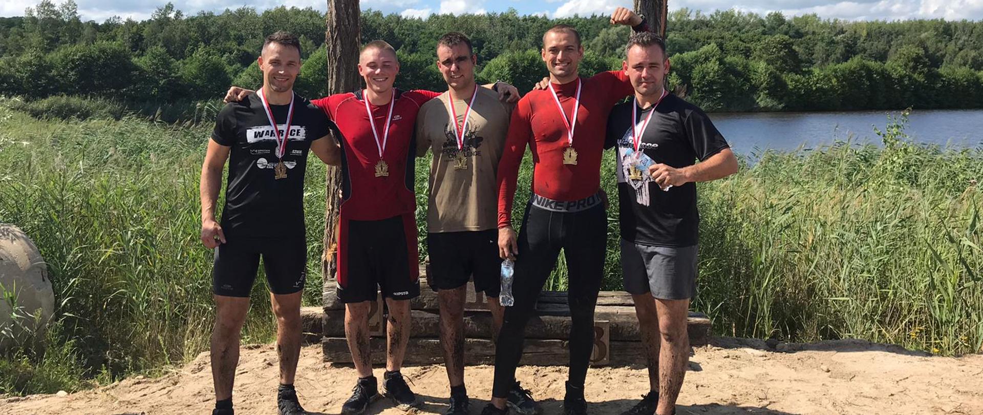 Na zdjęciu znajdują się przedstawiciele międzychodzkiej komendy, którzy wzięli udział w biegu.