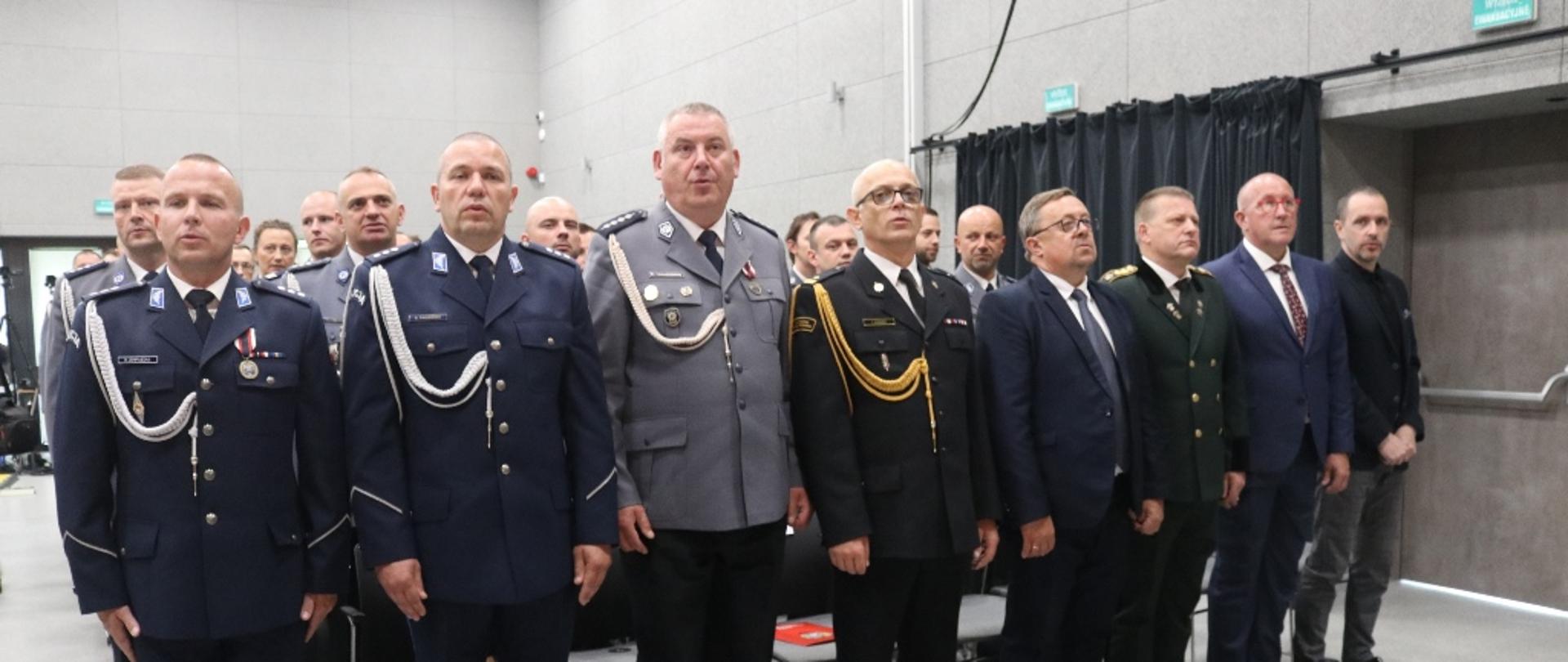 Na zdjęciu zaproszeni gości oraz kierownictwo Policji.