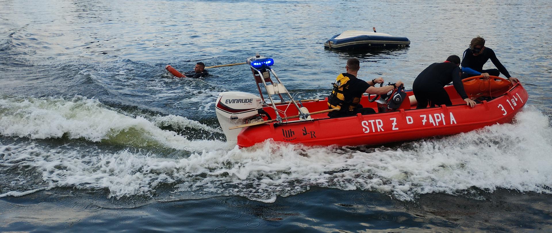 Na zdjęciu widać łódź strażacką w wodzie 