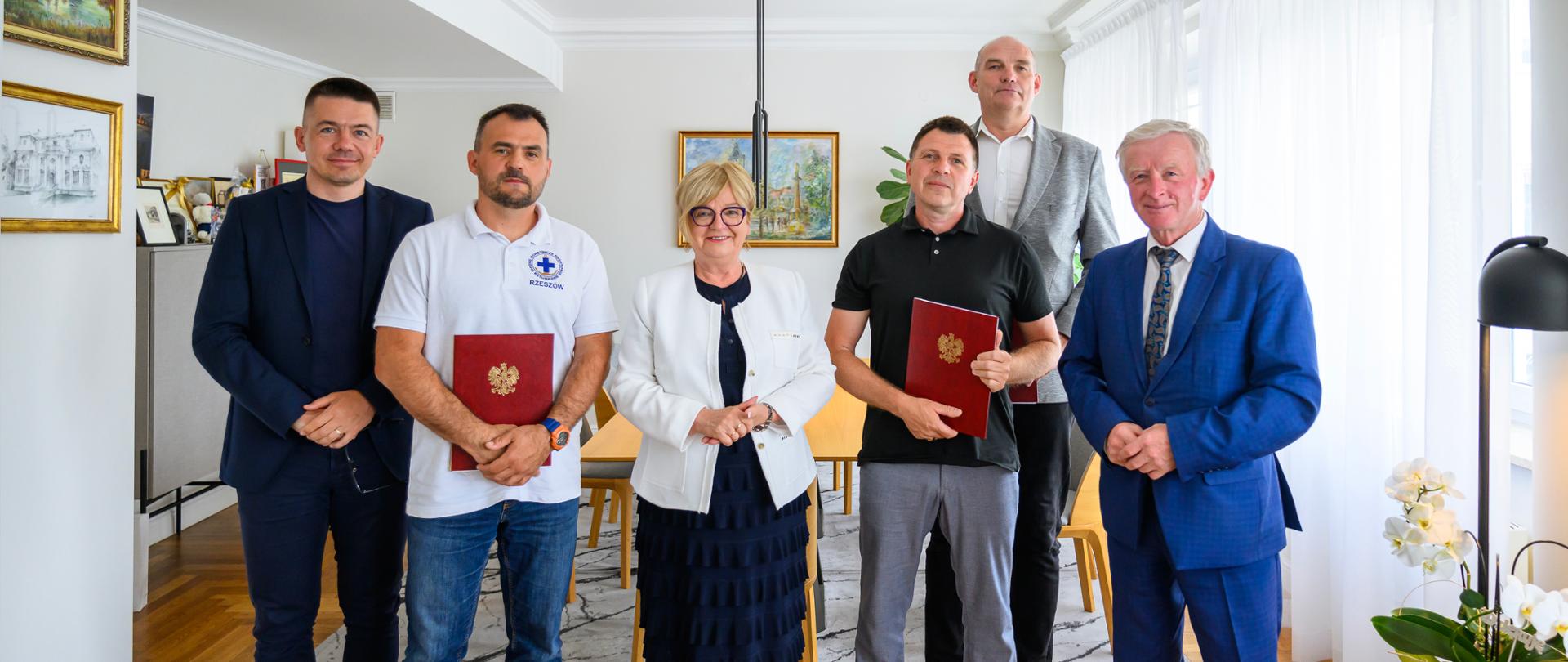 Zdjęcie przedstawia uczestników uroczystości podpisania umowy na wsparcie ratownictwa wodnego