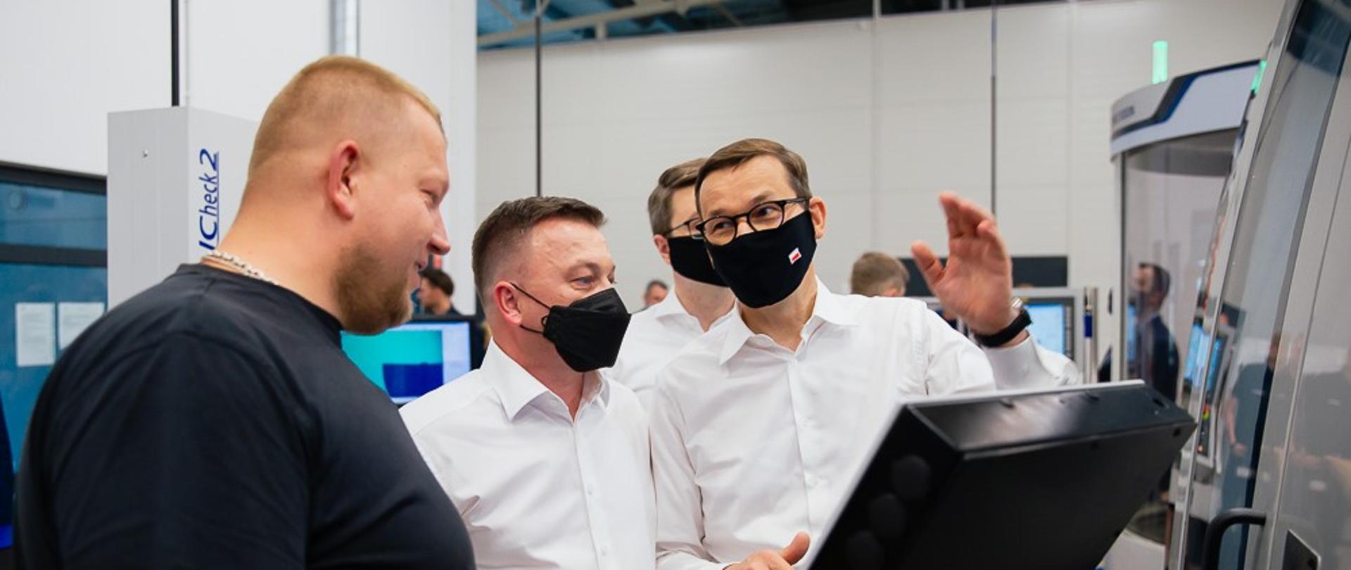 Premier zwiedza firmę.