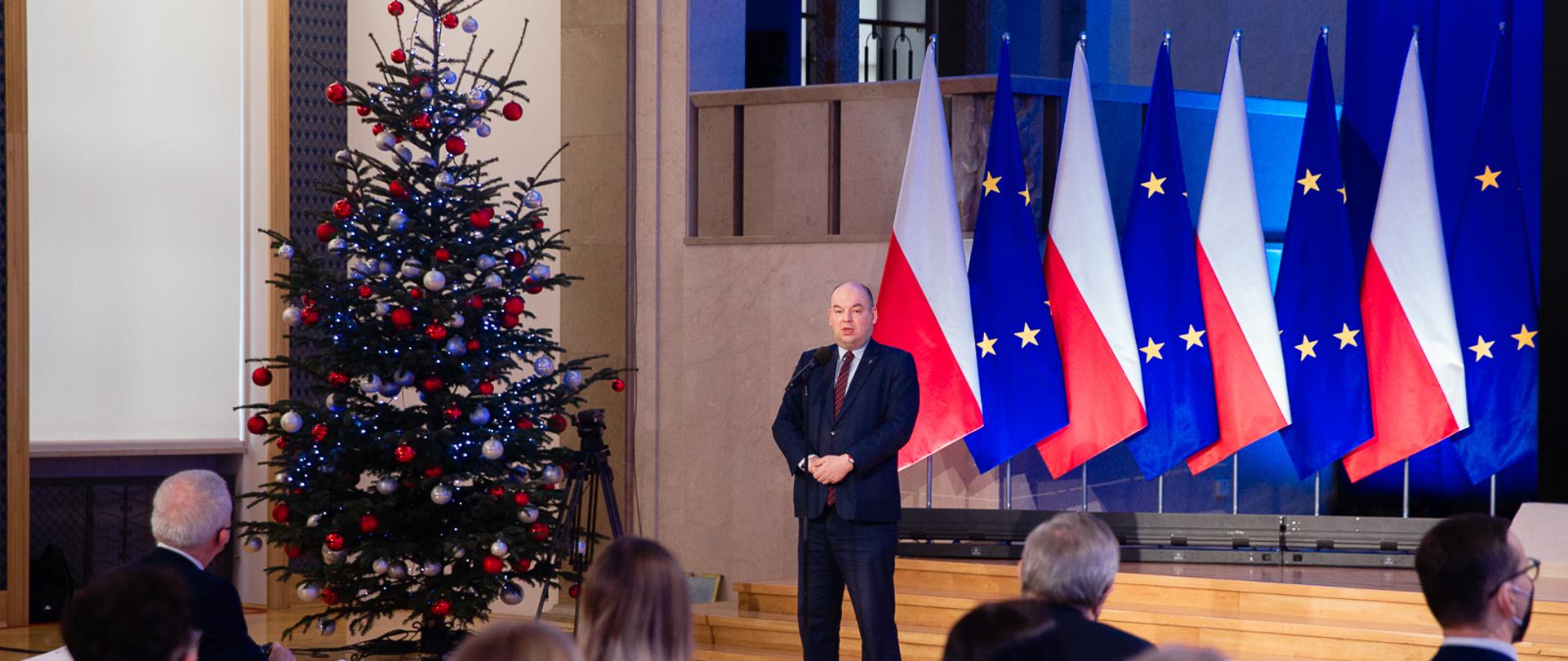 Minister Jan Dziedziczak, Pełnomocnik Rządu do spraw Polonii i Polaków za Granicą, podczas przemówienia na Gali finałowej konkursu o życiu i twórczości Cypriana Kamila Norwida w KPRM, 29 grudnia 2021