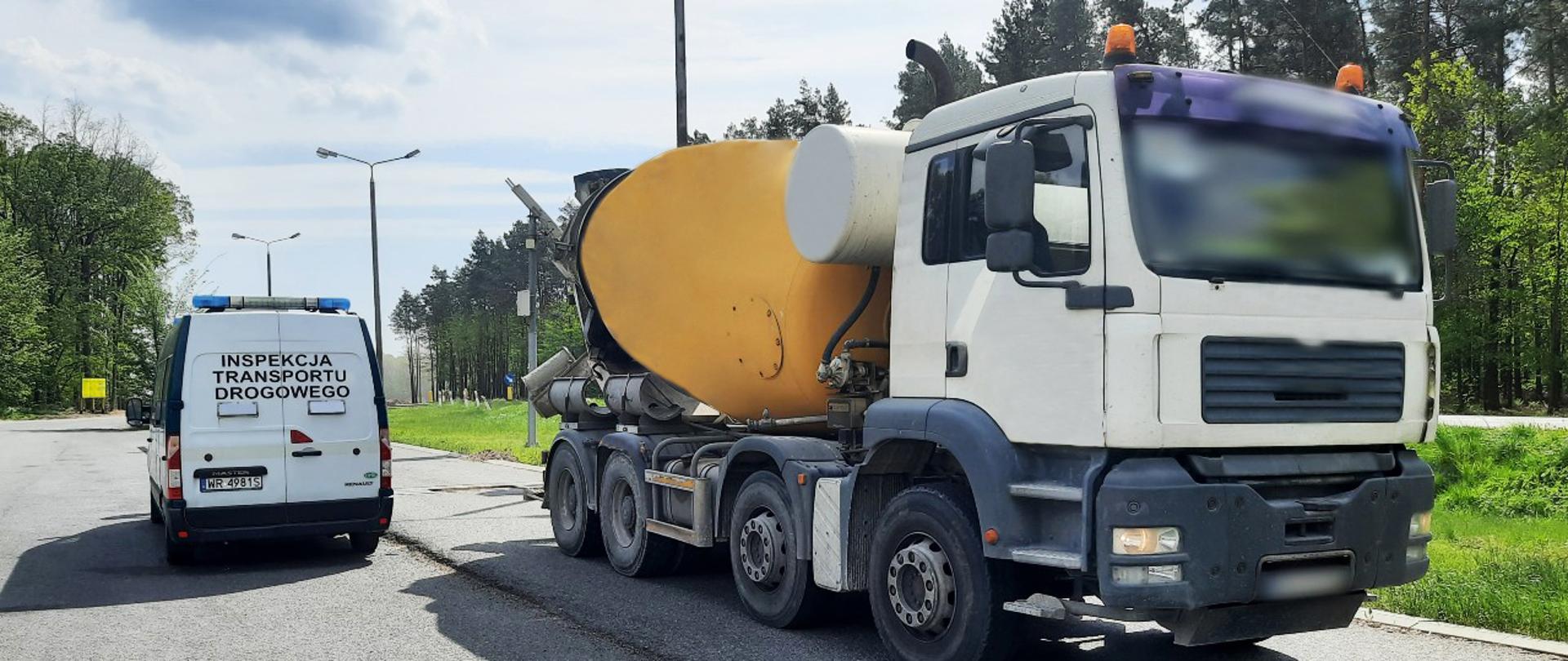 Betoniarka zatrzymana przez inspektorów mazowieckiej Inspekcji Transportu Drogowego na krajowej „dwójce”. Po lewej inspekcyjny furgon, po prawej skontrolowana betoniarka.