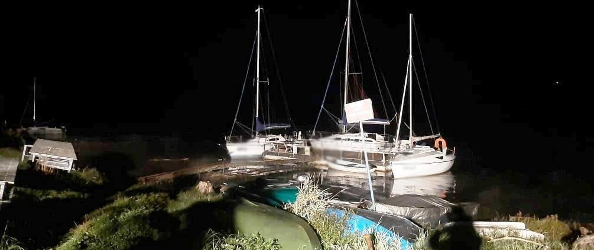 Przystań na jeziorze na której stoją żaglówki