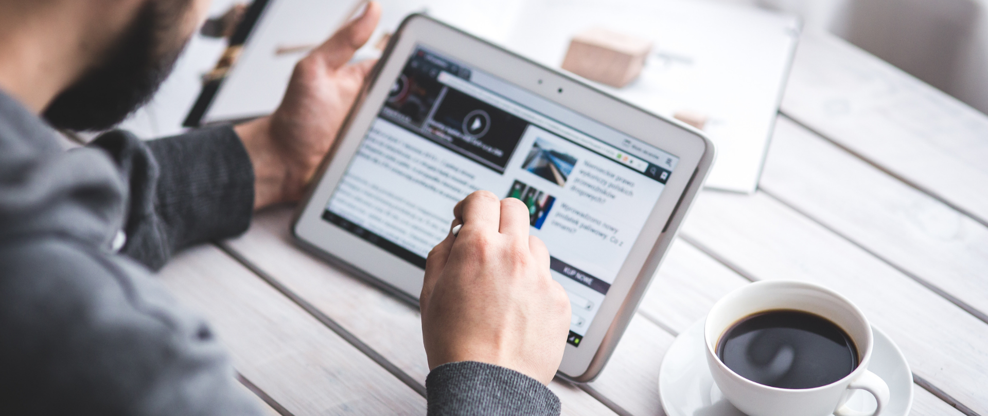 Mężczyzna czyta z tabletu