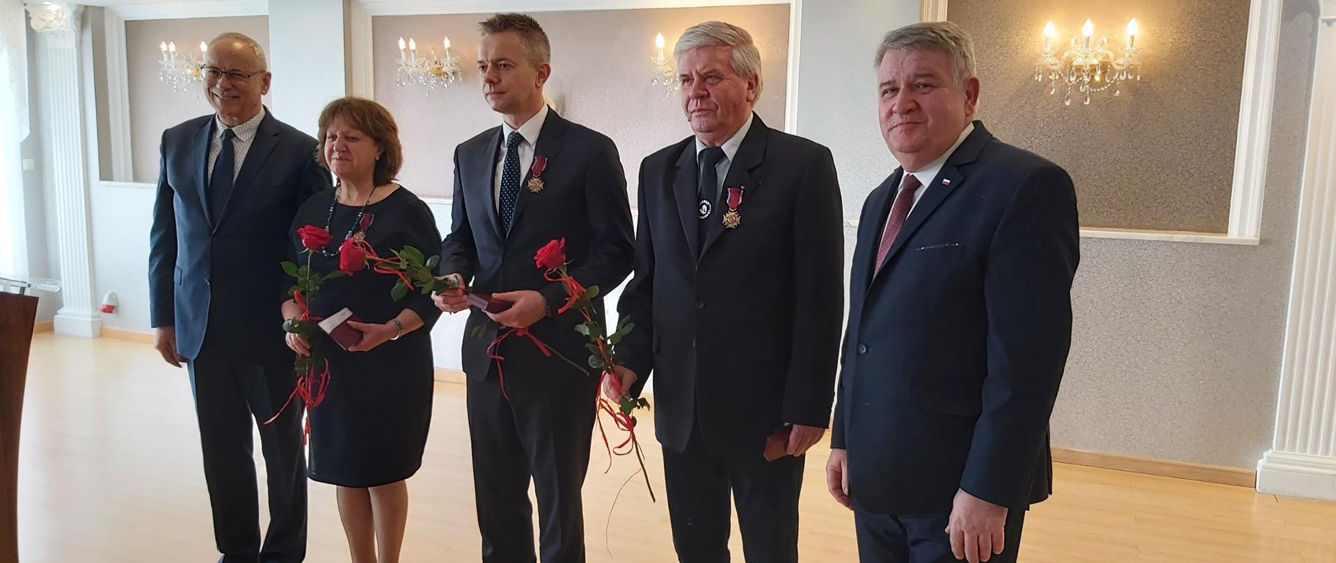  Uhonorowani Krzyżem Zasługi: Starosta Legionowski, Robert Wróbel, Prezes Zarządu Windsor Palace Hotel w Jachrance Alicja Nowakowska oraz Dyrektor Biura Okręgu Mazowieckiego Polskiego Związku Wędkarskiego Janusz Klenczon.
