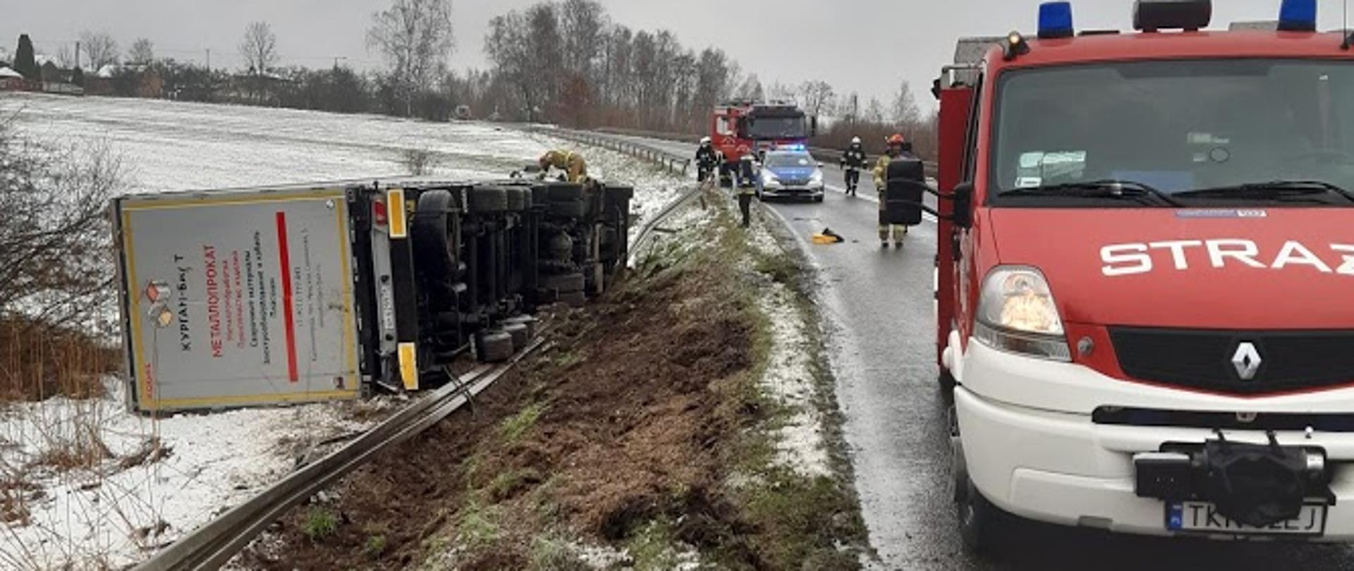Stare Pole, TIR z naczepą zjechał do przydrożnego rowu