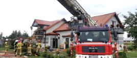 25 sierpnia bieżącego roku około godz. 10:45 doszło do pożaru budynku mieszkalnego miejscowości Karwacz gm. Przasnysz.
Przed przybyciem na miejsce zdarzenia jednostek ochrony przeciwpożarowej, mieszkańcy posesji opuścili budynek i nie zgłaszali żadnych obrażeń. Właściciel odłączył energię elektryczną w domu.
W chwili przyjazdu straży pożarnej dym wydobywał się z poddasza domu jednorodzinnego o konstrukcji murowanej. Działania strażaków polegały na podaniu prądu wody w natarciu przez wyłaz umożliwiający dostęp bezpośrednio do konstrukcji więźby dachowej. Jednocześnie sprawiono drabiny i po wejściu na dach wykonano otwór w poszyciu dachu w celu dotarcia do ukrytych zarzewi ognia.
Po wykonanych niezbędnych pracach rozbiórkowych i przelaniu wodą nadpalonej konstrukcji budynku, pożar ugaszono. Dalsze działania strażaków polegały na ewakuacji mienia do budynku gospodarczego. Tlące się elementy konstrukcyjne wyniesiono na zewnątrz obiektu.
Działania trwały 5 godziny 30 min. W akcji ratowniczo - gaśniczej uczestniczyło 8 zastępów straży pożarnej:
• JRG Przasnysz – 3 zastępy,
• OSP Bogate,
• OSP Karwacz,
• OSP Leszno,
• OSP Obrąb,
• OSP Stara Krępa.
Opracował: asp. Rafał Sekuna.
Zdjęcia: st. kpt. Michał Wiśniewski.
