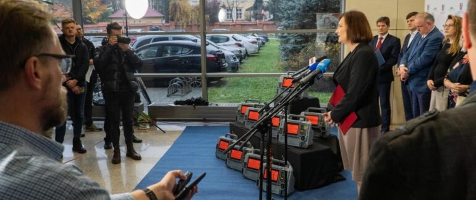 Wojewoda podkarpacki Ewa Leniart zabiera głos podczas konferencji prasowej w Urzędzie Marszałkowskim w Rzeszowie. W tle dziennikarze i inni uczestnicy konferencji.