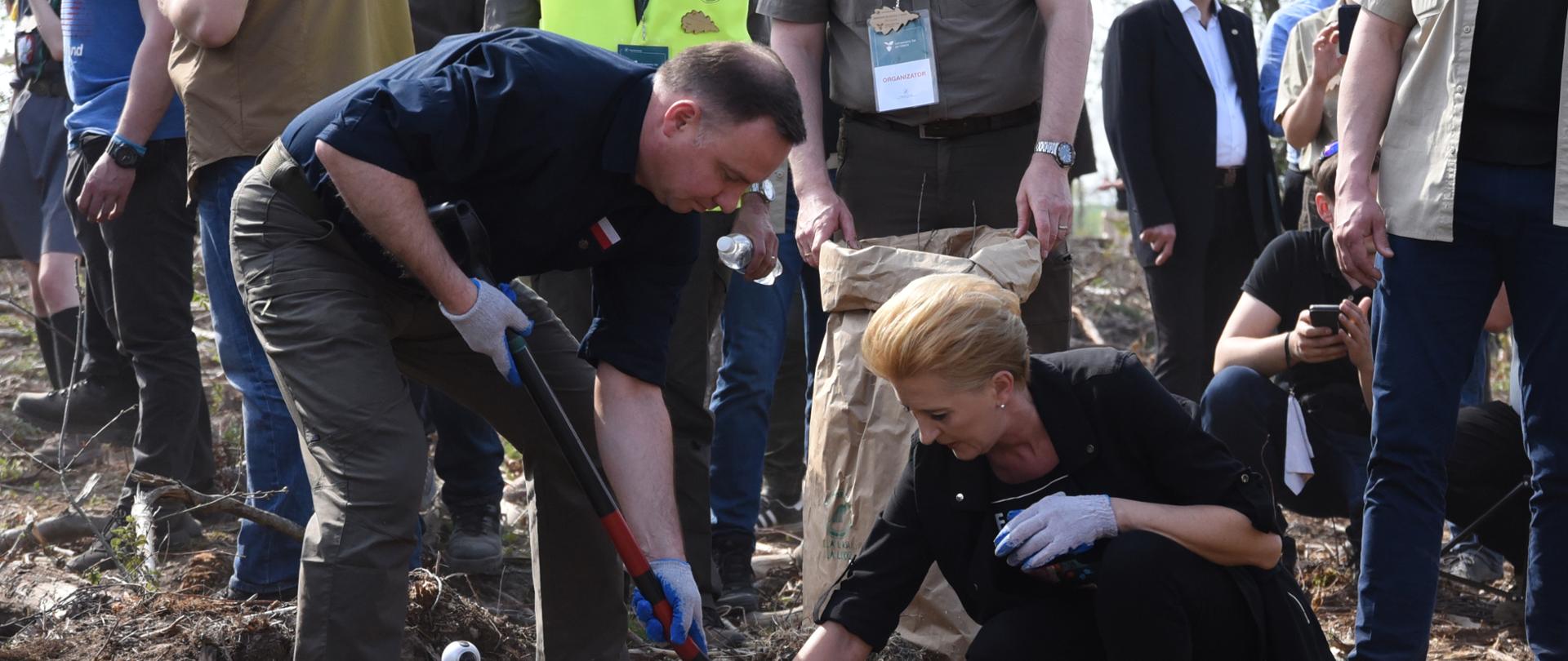 The President of the Republic of Poland Andrzej Duda and First Lady Agata Kornhauser-Duda planting a tree