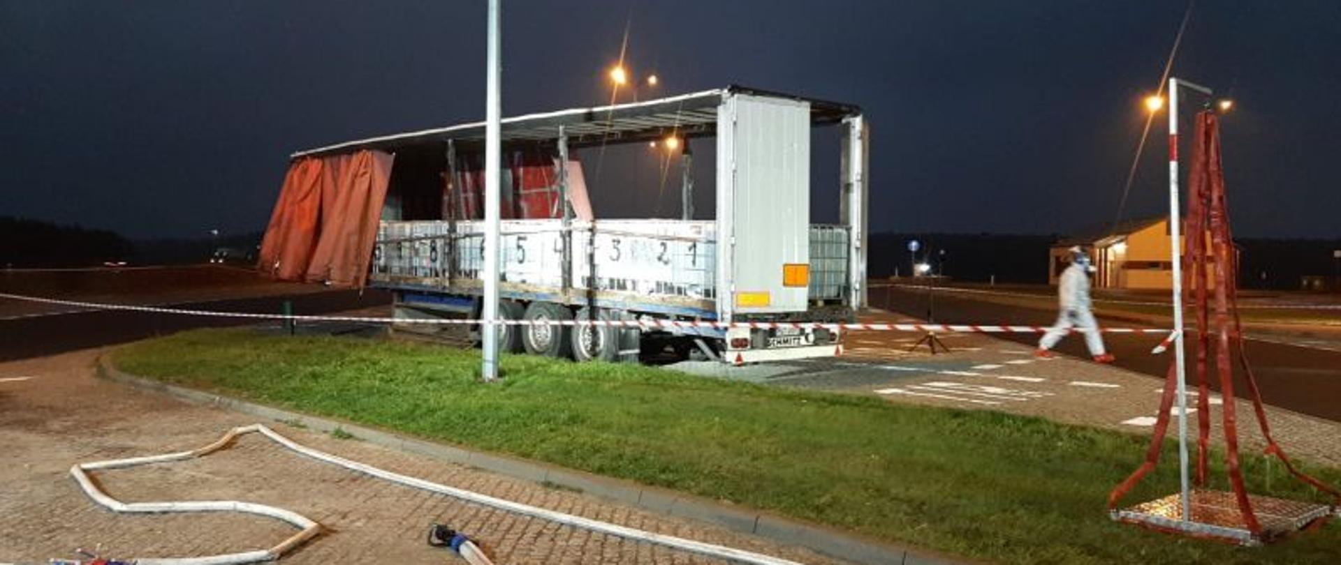 Naczepa z chemikaliami