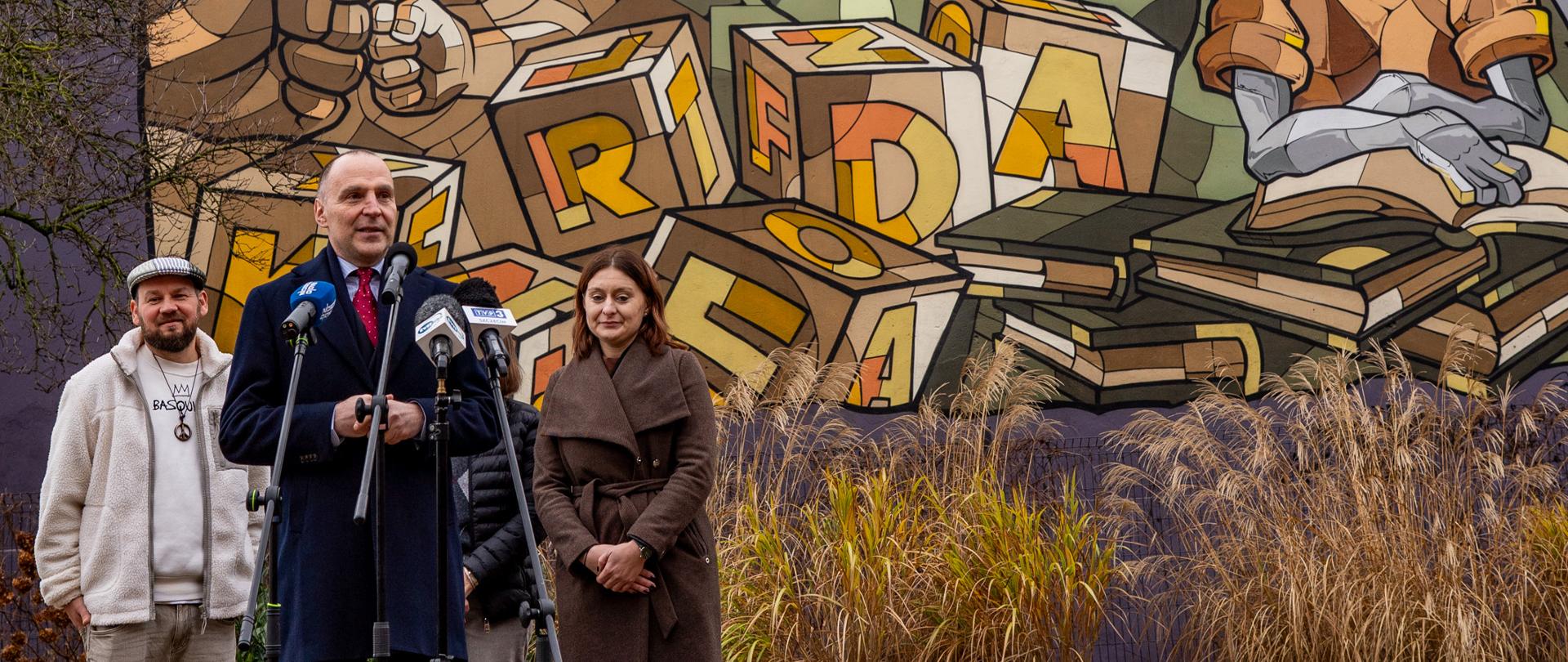 W centrum kompozycji mamy twarz dziewczynki z wyrazistym spojrzeniem, co odnosi się do prawa do tożsamości i szacunku. Drzewo symbolizuje prawo do samorozwoju. Motyl symbolizuje prawo dziecka do wolności, do odkrywania świata i bycia sobą. Unoszący się ku górze balon symbolizuje prawo do marzeń i przekraczania ograniczeń. Widoczne są też stopy dziecka, które oznaczają prawo do samodzielności. Na dole, po prawej stronie, znajduje się chłopiec z książkami, symbol prawa do nauki oraz pióro, symbolizujące prawo do wyrażania myśli i uczuć. Książki przypominają także o prawie do popełniania błędów i odkrywania wiedzy we własnym tempie. Towarzyszące im klocki to odniesienie do prawa do zabawy i radości, nieodłącznego elementu szczęśliwego dzieciństwa. Nad wszystkim rozpościerają się serce i słońce, oznaczające prawo do bezpieczeństwa, ciepła i miłości.