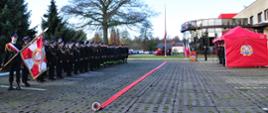 Na zdjęciu widnieją uroczyste obchody Dnia Niepodległości w pilskiej komendzie. Uroczystość odbywa się na zewnątrz, jest słonecznie. 