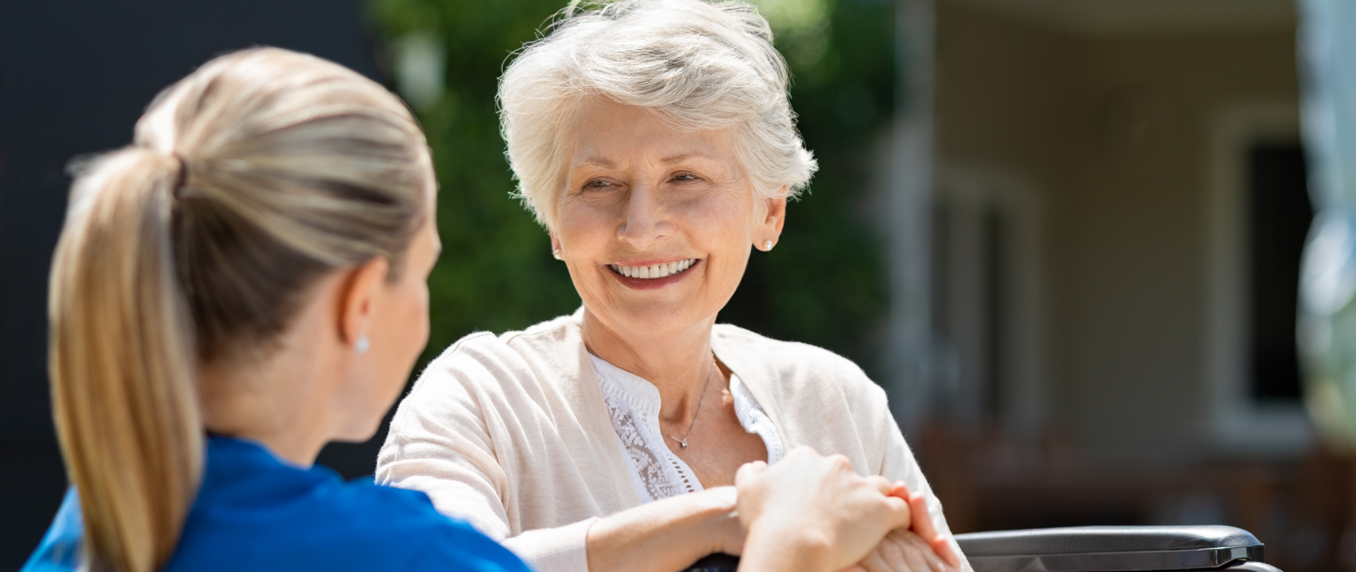 Pracownik socjalny pomaga staruszce