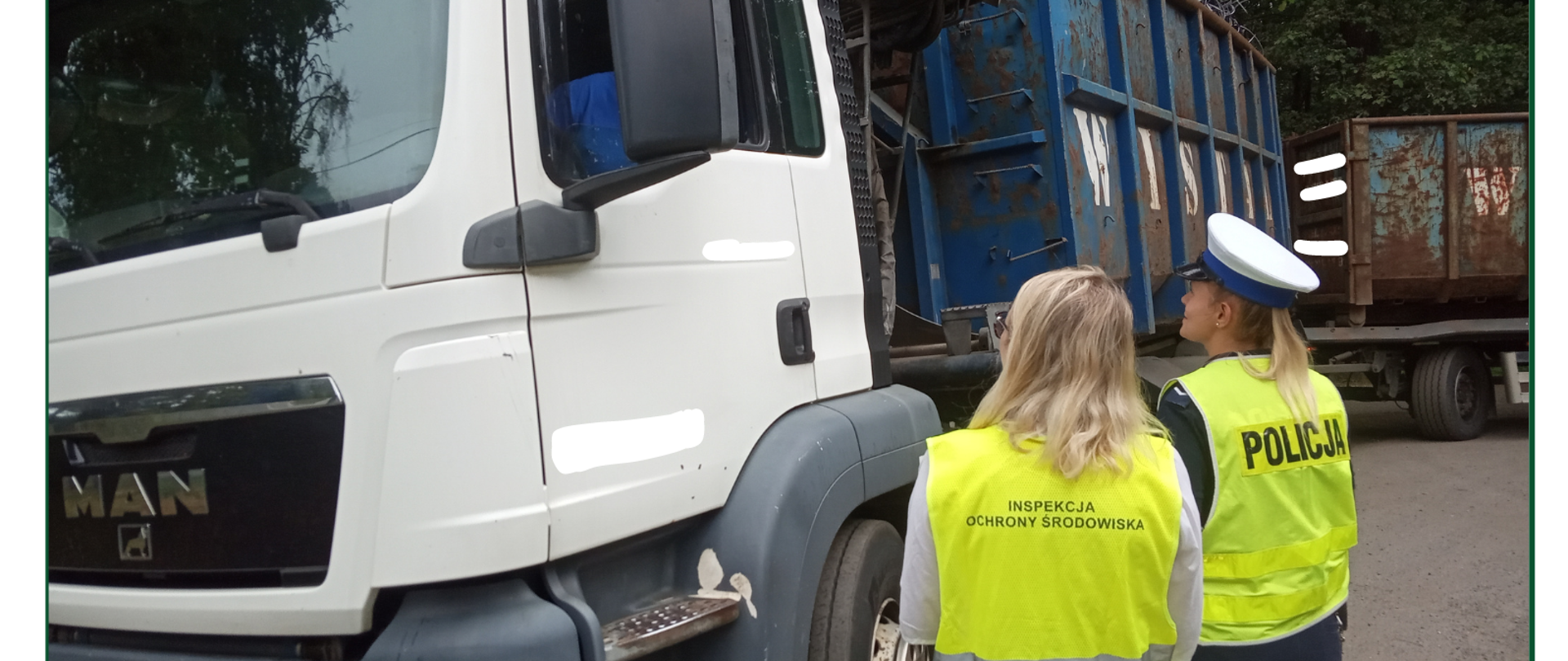 Inspektor Wojewódzkiego Inspektoratu Ochrony Środowiska w Opolu wraz z funkcjonariuszem Policji przeprowadzający rozmowę i kontrolę dokumentów kierowcy 