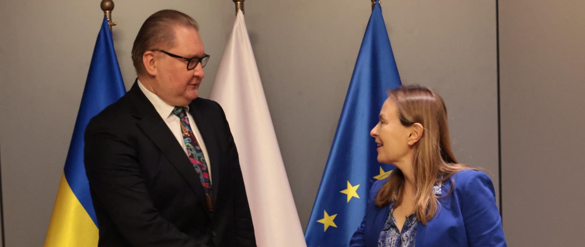 Na zdjęciu minister Katarzyna Pełczyńska-Nałęcz i wicepremier ds. integracji europejskiej i euroatlantyckiej Ukrainy Taras Kaczka ściskają sobie ręce na powitanie