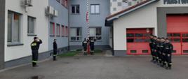 Strażacy z Jednostki Ratowniczo-Gaśniczej w Żywcu podnieśli flagę państwową na maszt oraz odśpiewali hymn narodowy 