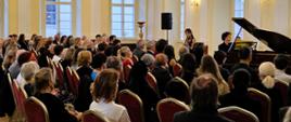 Pełna Sala Balowa Ambasady RP w Pradze. Japońsko-amerykańska skrzypaczka Hana Chang oraz holenderski pianista Nikola Meeuwsen.