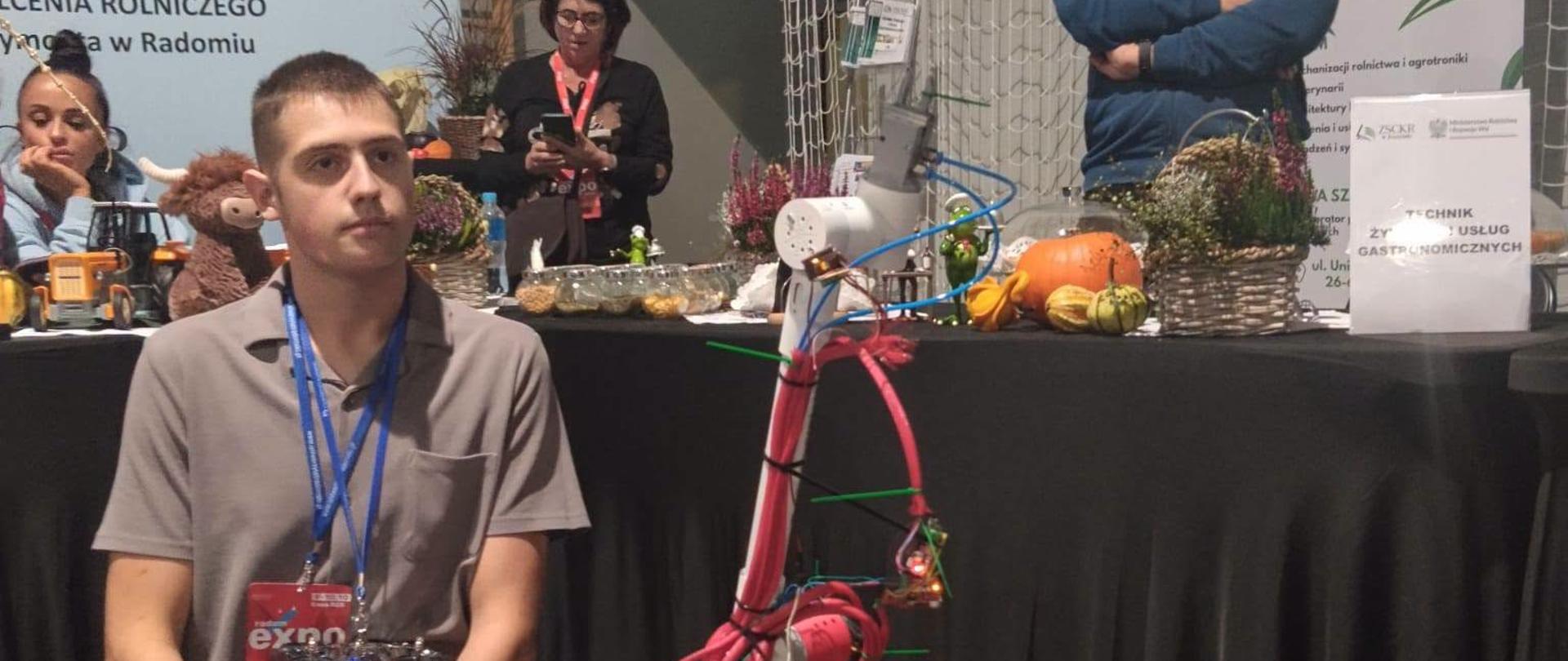 Mateusz Kowalski i jego robot na EXPO