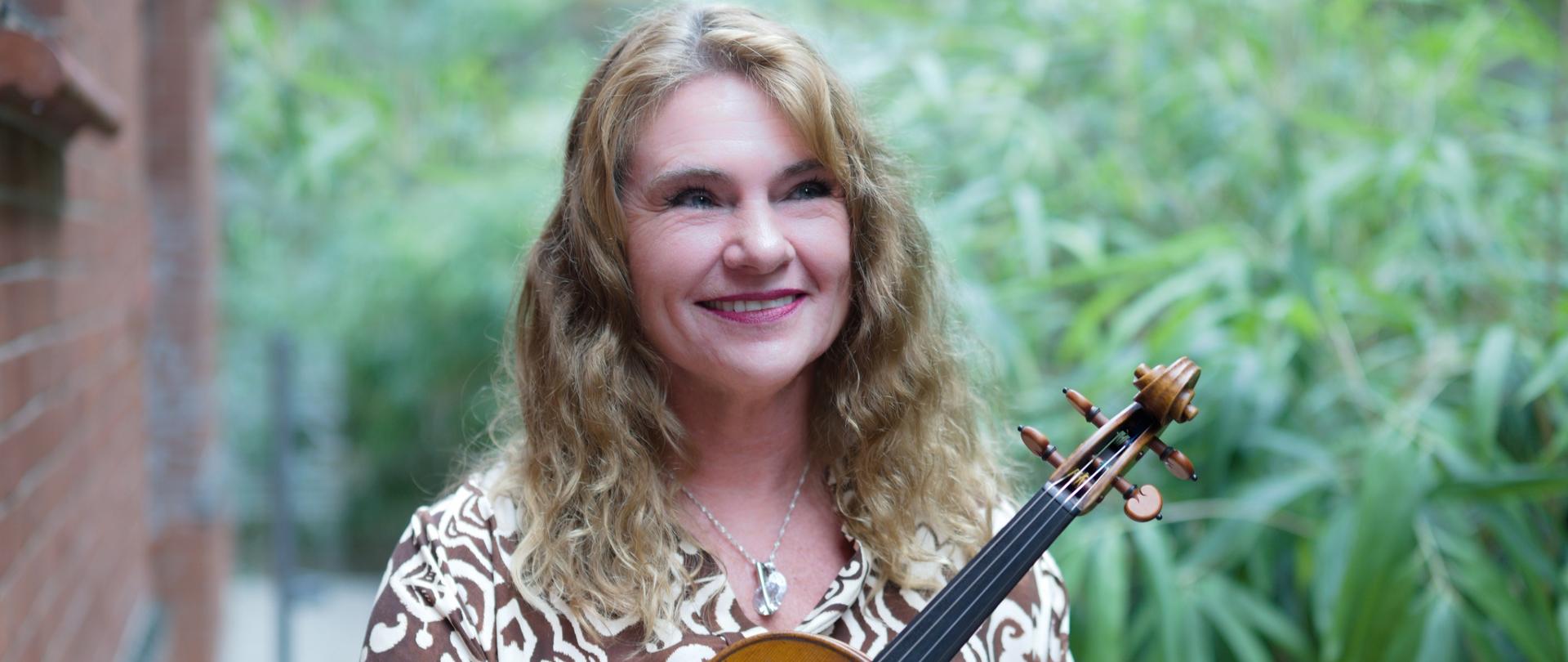 Skrzypaczka, pedagog. Jest absolwentką Akademii Muzycznej im. Karola Szymanowskiego w Katowicach, którą ukończyła z wyróżnieniem w klasie skrzypiec prof. Stanisława Lewandowskiego i adta Aurelego Błaszczoka w 1988 roku. Studiowała również w Sweelinck Conservatorium w Amsterdamie w klasie prof. Istvana Parkanyi’a (studium podyplomowe). Brała udział w kursach mistrzowskich prowadzonych m.in. przez prof. Michaela Frischenschlagera (Austria), Wolfganga Marschnera (Niemcy), Roberta Mastersa (Anglia) i Kaję Danczowską (Polska).