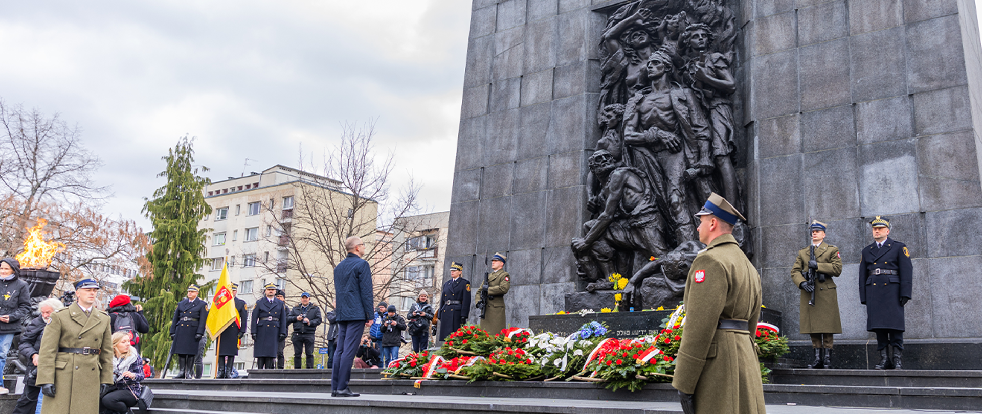 Wiceminister Błażej Poboży składający wieniec pod Pomnikiem Bohaterów Getta.