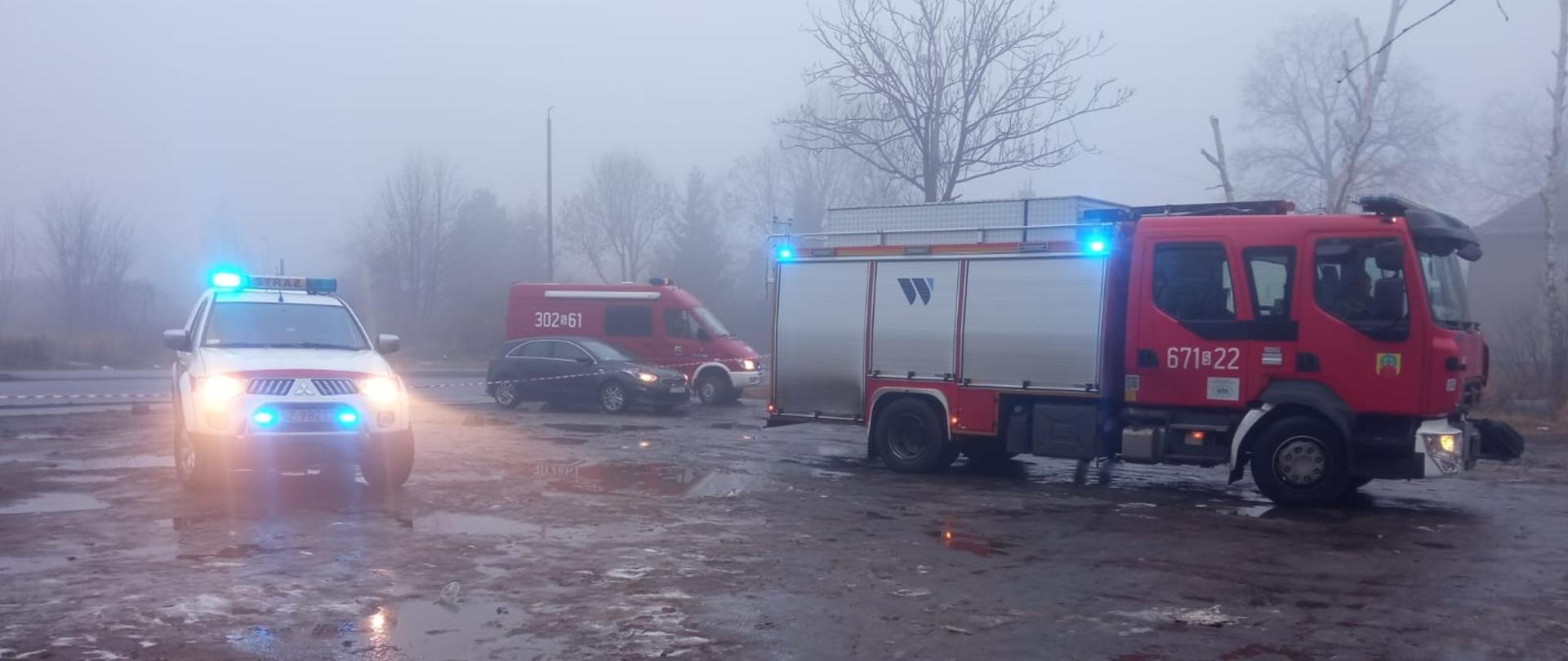 Pojazdy pożarnicze zabezpieczające miejsce zdarzenia w trakcie działań strażaków związanych z identyfikacją nieznanej substancji