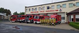 Na zdjęciu strażacy oddają honor podczas obchodów powstania warszawskiego