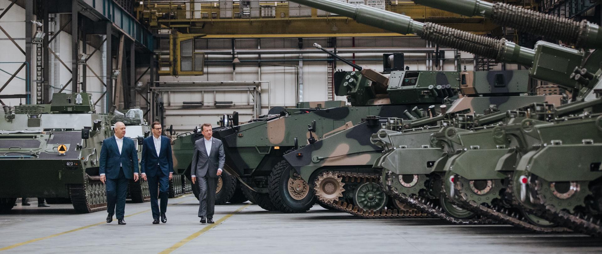 Wicepremier Jacek Sasin, premier Mateusz Morawiecki oraz minister Mariusz Błaszczak idą.