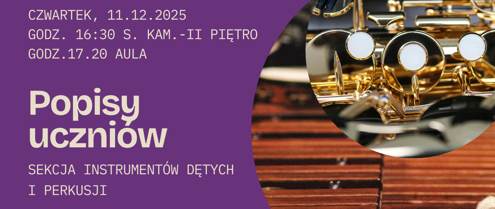 Grafika przedstawia zbliżenie na instrumenty perkusyjne oraz dęte. Tło plakatu jest w intensywnym fioletowym kolorze, który kontrastuje z brązowym odcieniem instrumentów. Po lewej stronie widnieje jasny napis „Popisy uczniów – Sekcja instrumentów dętych i perkusji” wraz z datą i miejscem wydarzenia.