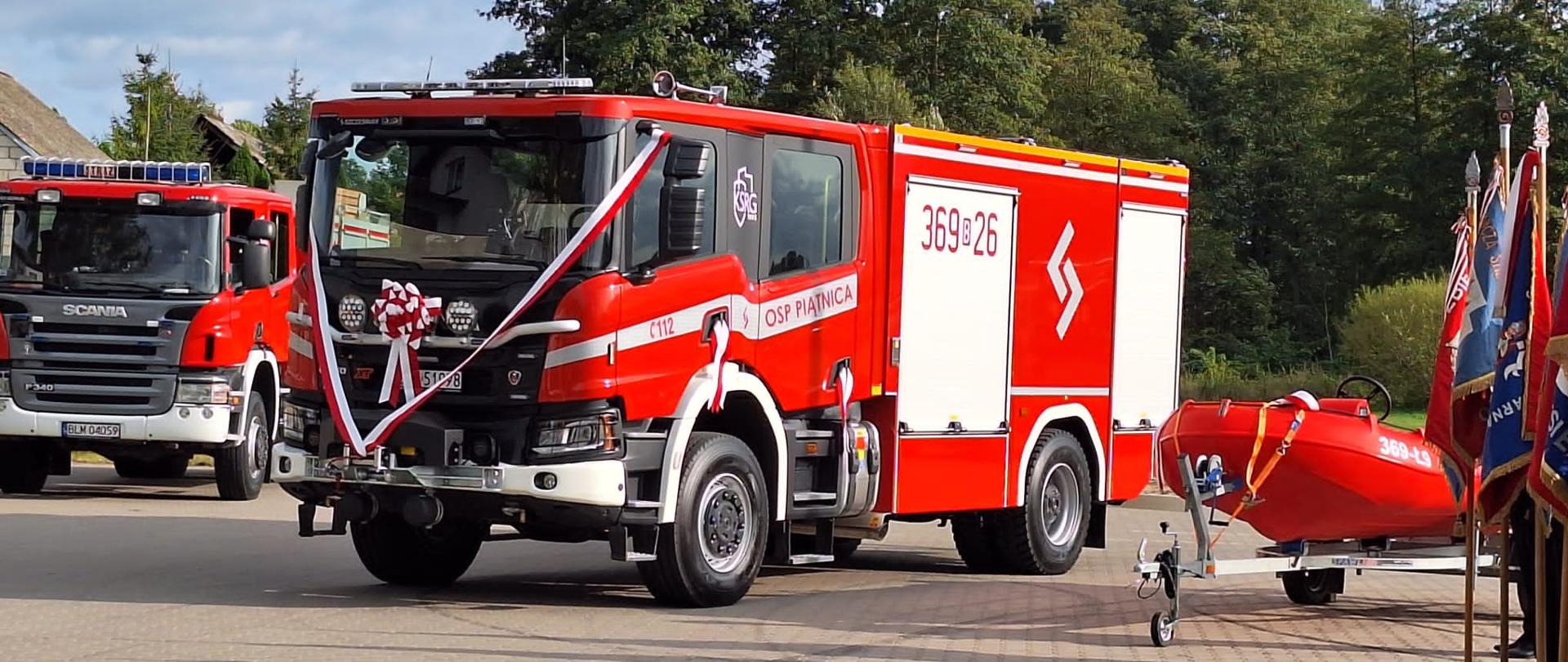 Samochód ratowniczo -gaśniczy wraz ze wstęga gotowy do uroczystości 