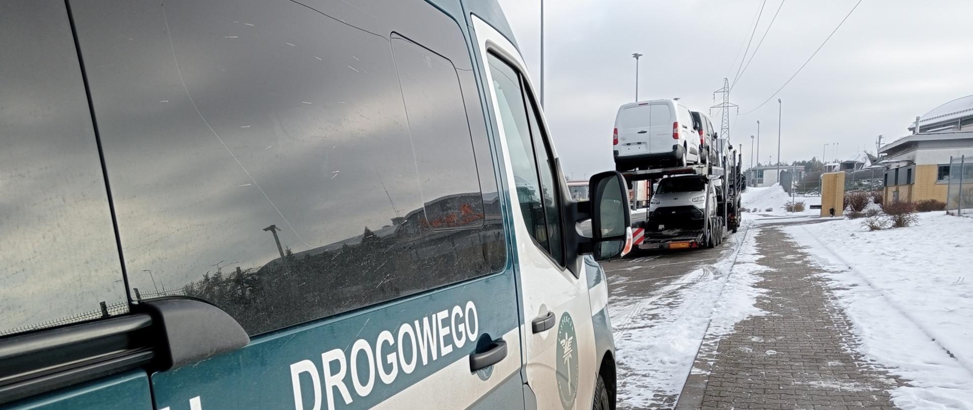 Zatrzymany do kontroli zespól pojazdów stojący przed pojazdem Inspekcji Transportu Drogowego.
