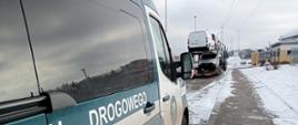 Zatrzymany do kontroli zespól pojazdów stojący przed pojazdem Inspekcji Transportu Drogowego.