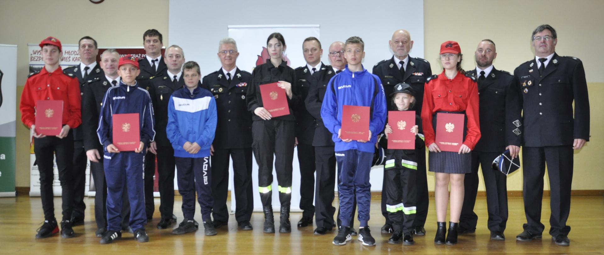 Fotografia przedstawia gości podczas uroczystości wręczenia promes