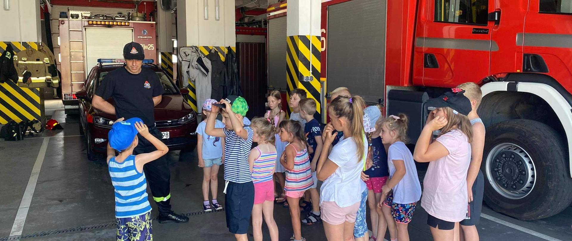 Wizyta dzieci z Gminnego Centrum Kultury Sportu i Rekreacji z Lipowca Kościelnego.
W dniu 28 czerwca 2022 r. w Komendzie Państwowej Straży Pożarnej w Mławie odbyło się spotkanie strażaków z dziećmi uczestniczącymi w półkoloniach z gminy Lipowiec Kościelny.
Podczas spotkania zaprezentowano próbny alarm, omówiono sprzęt używany przez strażaków, a także przekazano bardzo cenną wiedzę na temat bezpiecznego zachowania się podczas zagrożeń.
Po części teoretycznej zorganizowano dla dzieci zabawę polegają na strąceniu pachołków strumieniem wody, w którym młodzież chętnie brała udział.
Opracowanie: mł. ogn. Rychłowski Tomasz
Zdjęcia: st. str. Bartkowski Kamil
