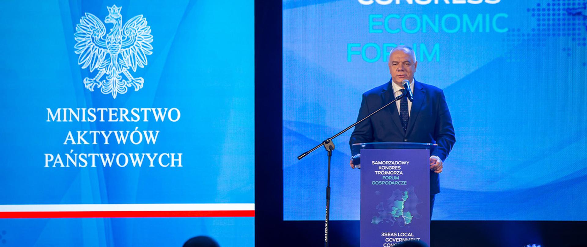 Wicepremier Jacek Sasin stoi przy mównicy. W tle ekran z logotypem MAP i napisem Economic Forum. 