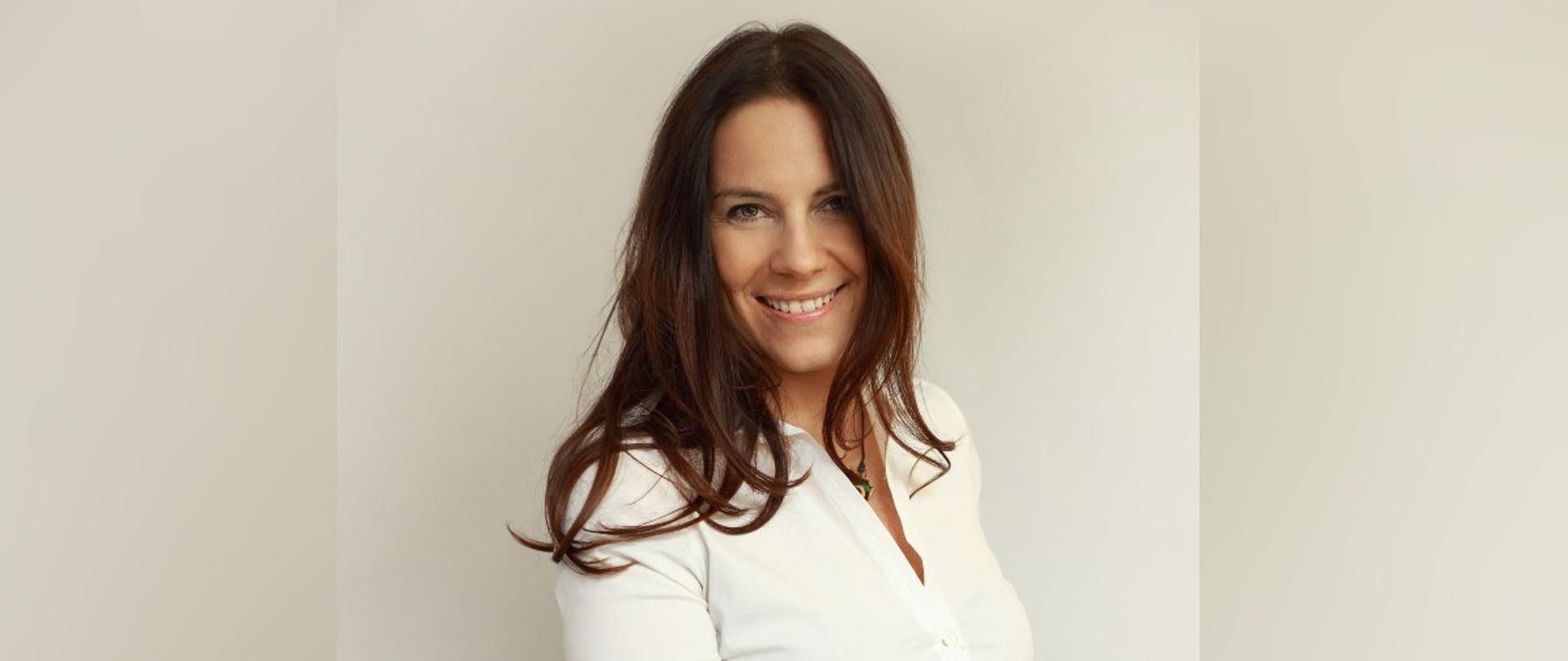 Elegancko ubrana kobieta pozuje do zdjęcia