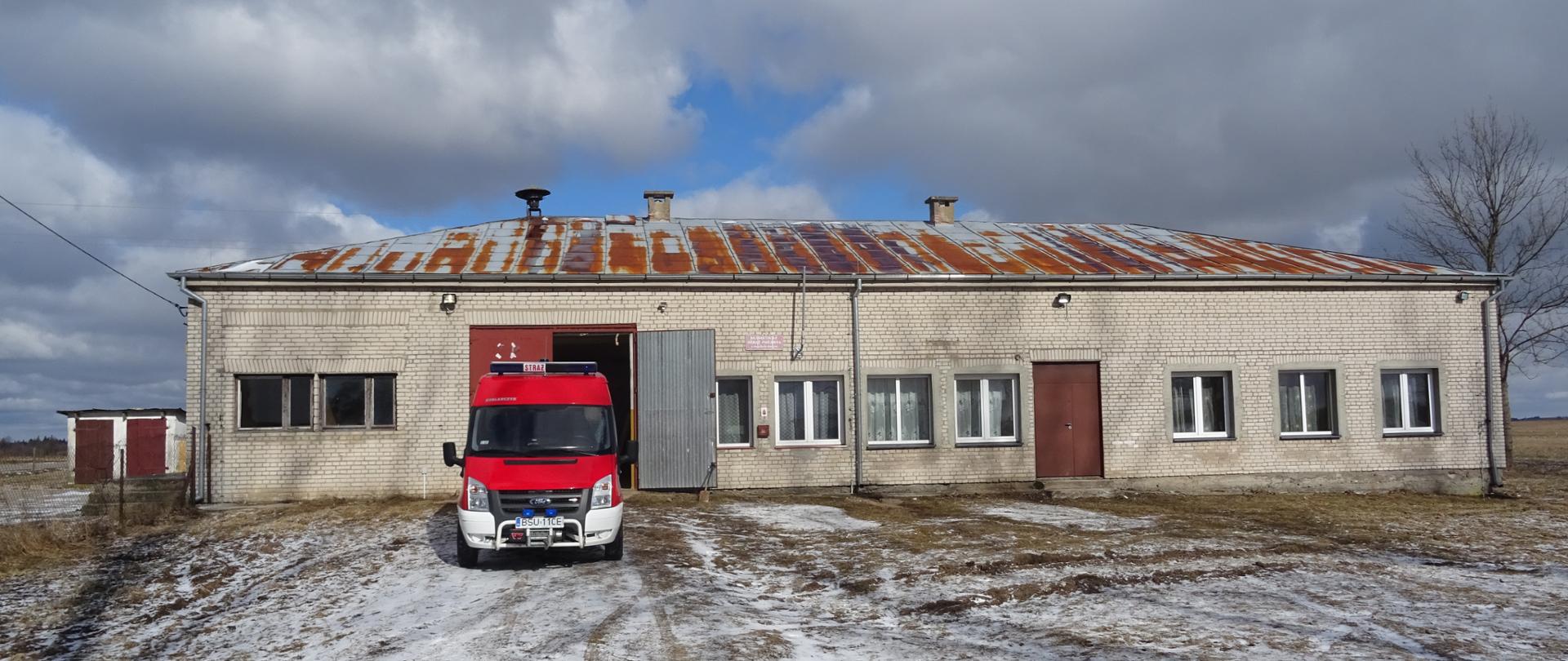 Na zdjęciu widać remizę OSP z wystawionym pojazdem pożarniczym