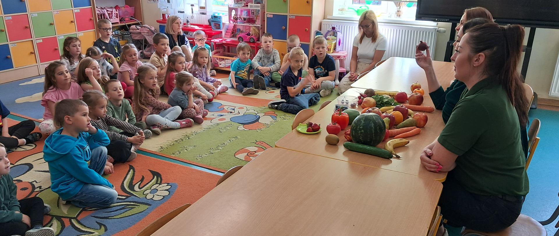 Inspektorzy IJHARS edukują dzieci w sali przedszkolnej.