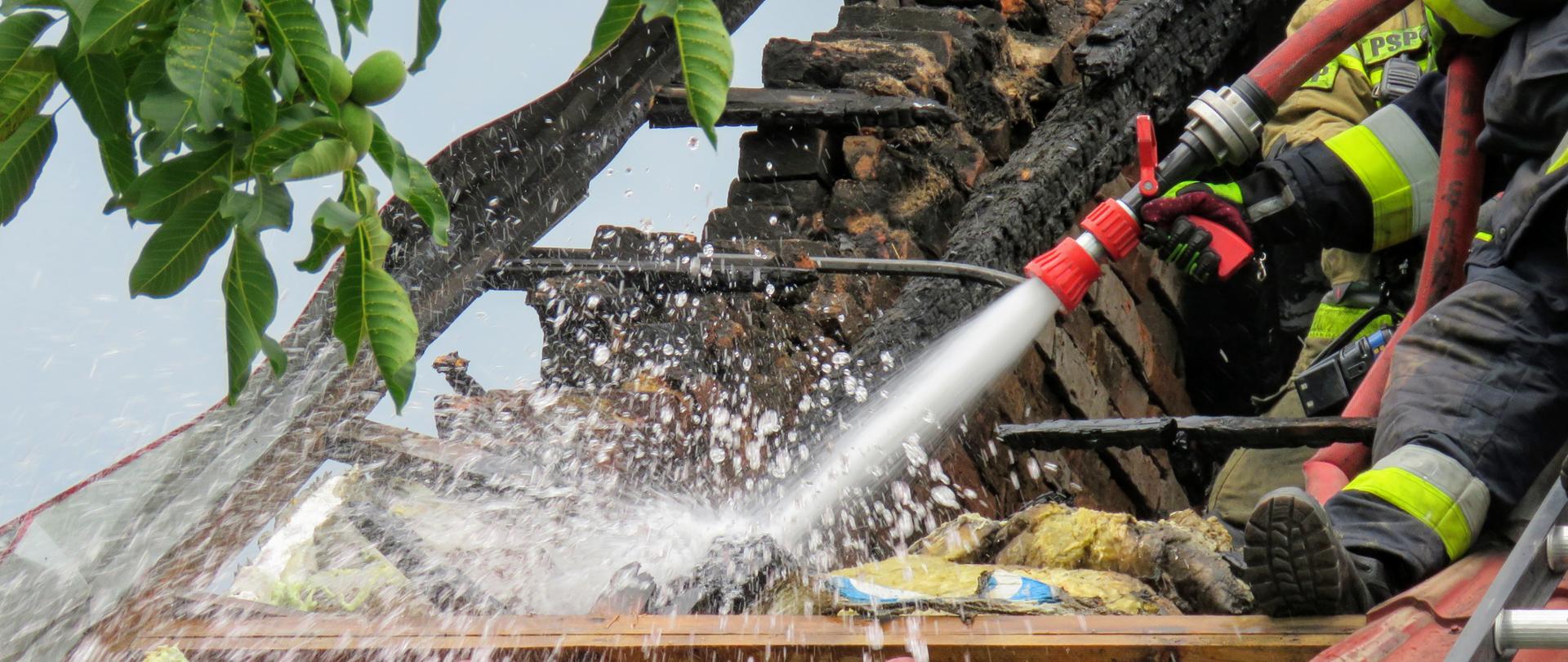 Pożar domu w miejscowości Łaz - gaszenie dachu