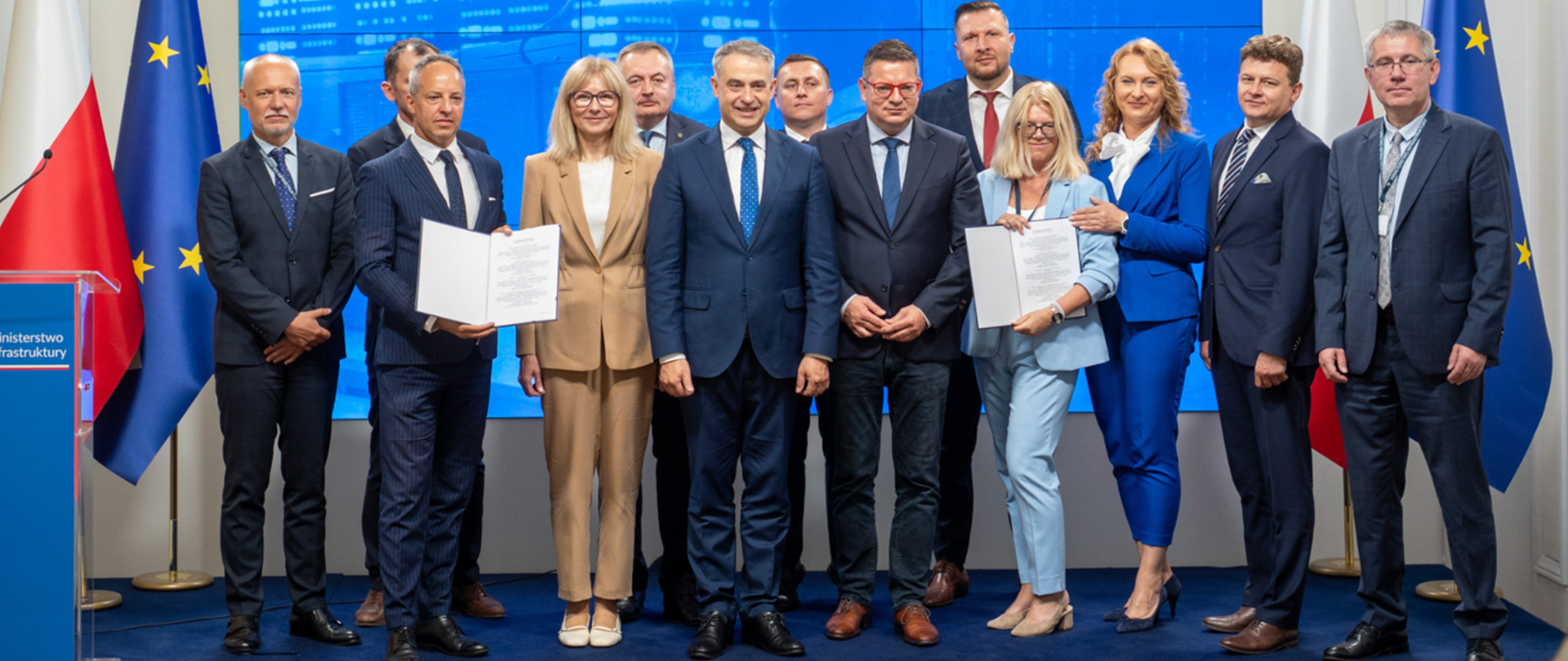 Zdjęcie Premiera Gawkowskiego z zespołem odp. za centrum cyberbezpieczeństwa 