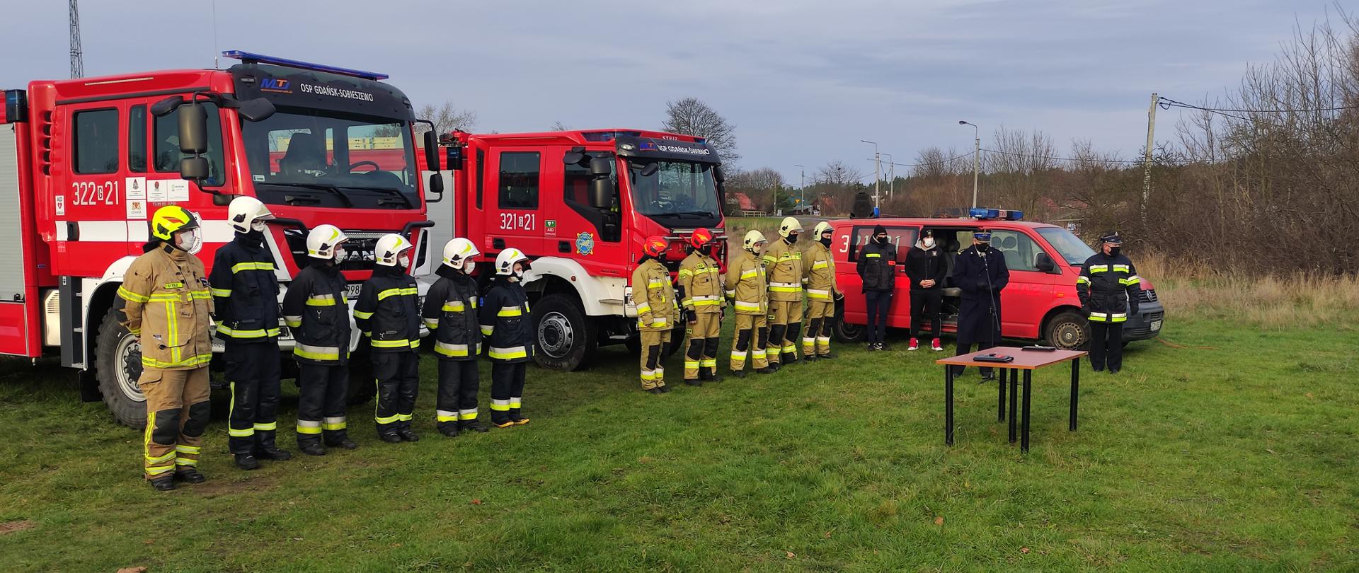 Zdjęcie przedstawia przekazywane samochody ratowniczo-gaśnicze dla jednostek OSP działających na wyspie Sobieszewskiej.