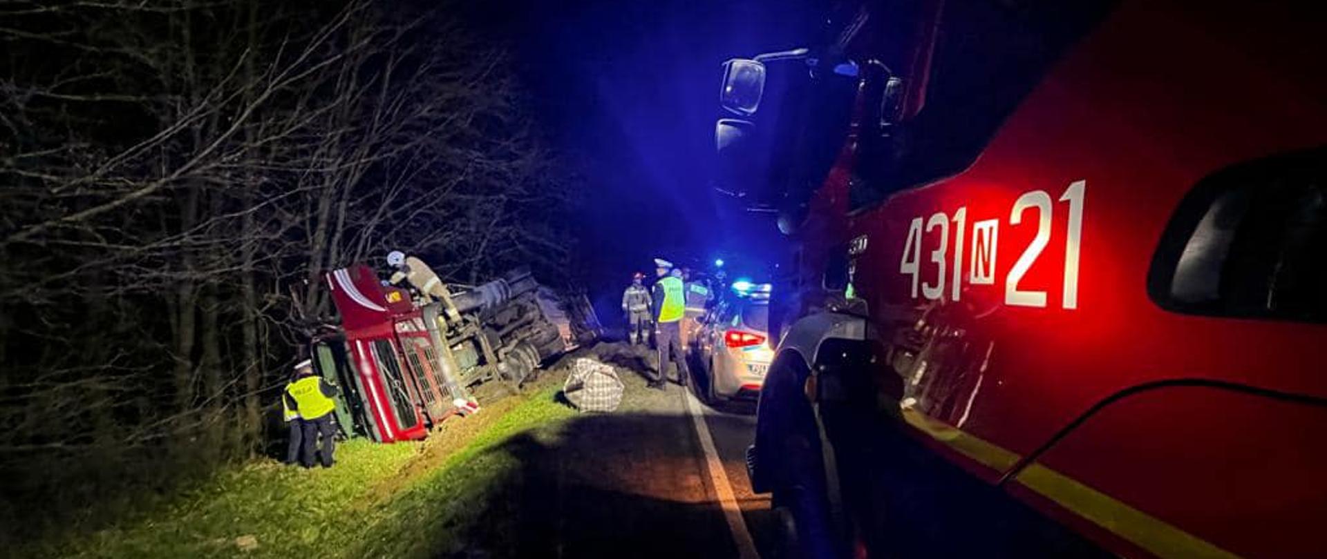 Samochód ciężarowy w rowie
