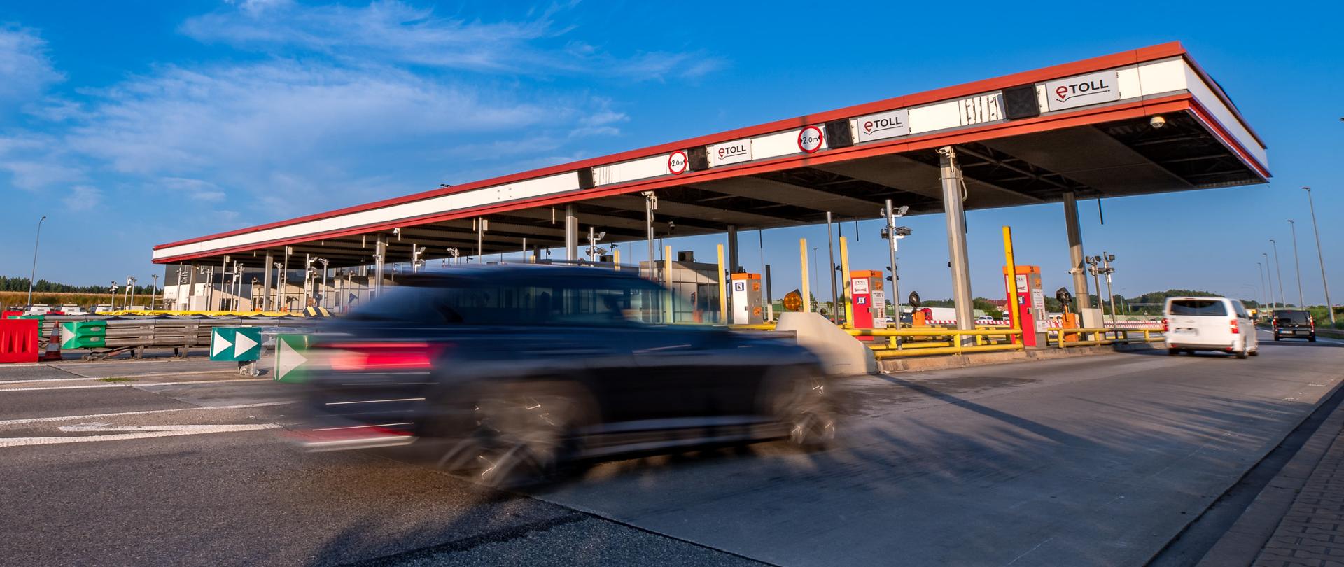 Pojazdy przejeżdżające przez punkt poboru opłat bez zatrzymywania się.