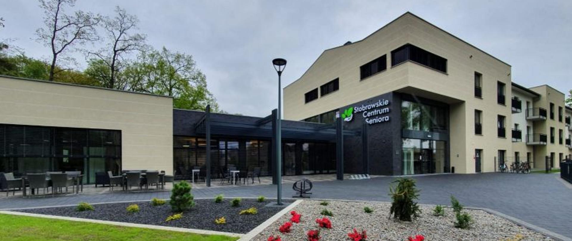 Budynek i wejście główne Stobrawskiego Centrum Seniora 