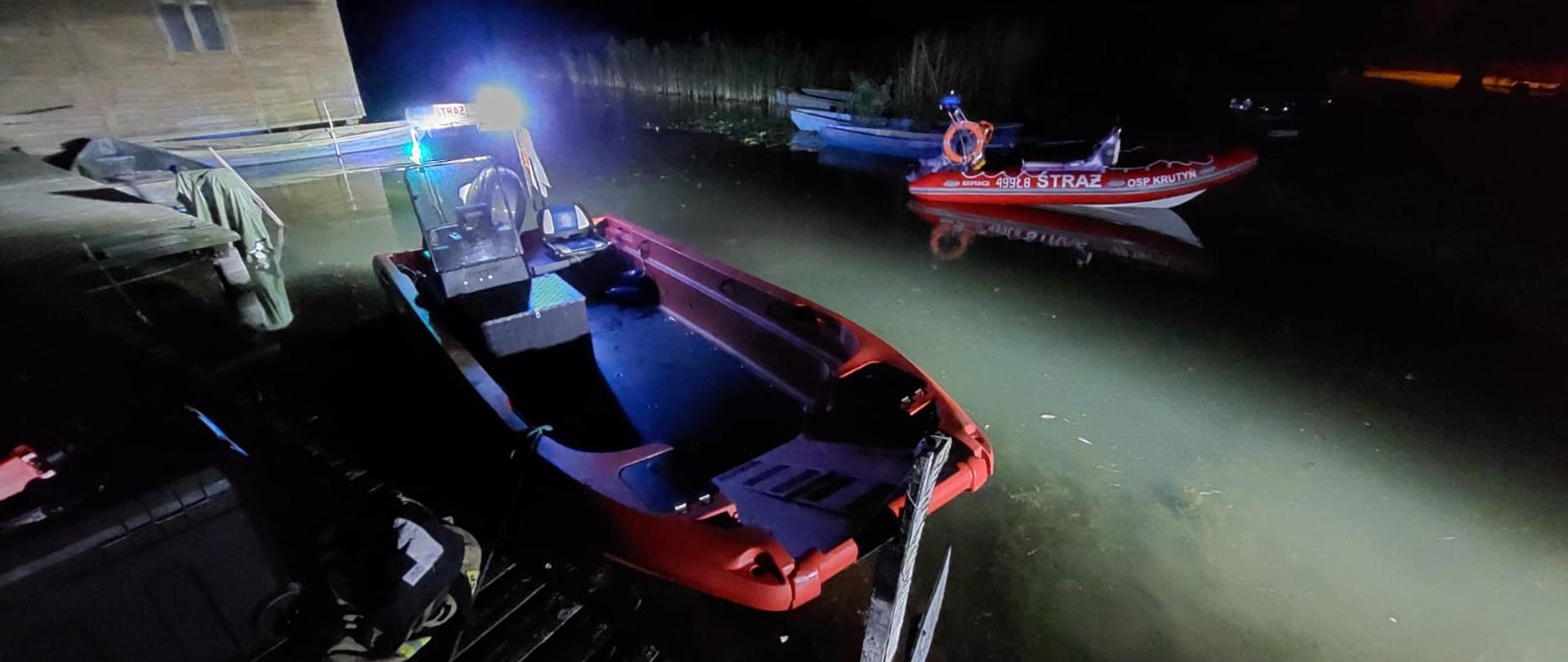 Na zdjęciu widać dwie łodzie ratownicze - strażackie o zmroku