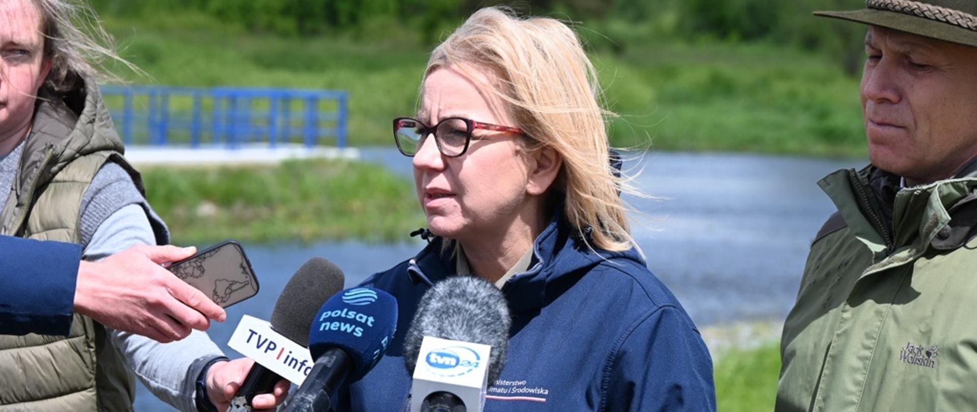 Ministra klimatu i środowiska Paulina Hennig-Kloska na otwarciu węzła wodnego Modzelówka w pobliżu Biebrzańskiego Parku Narodowego.